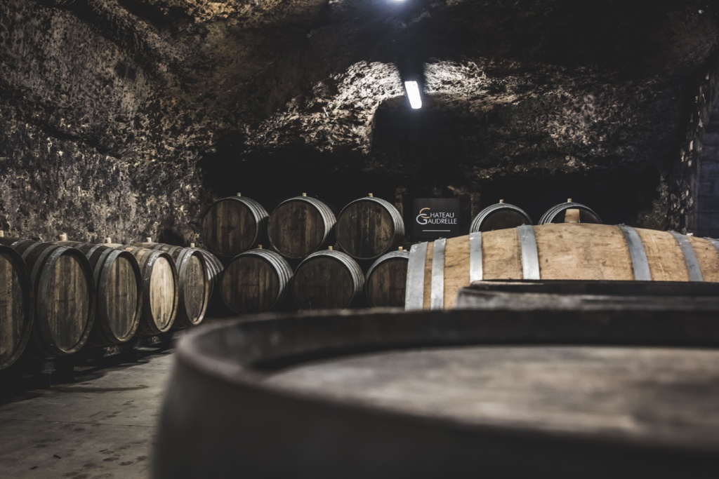 Tonneaux / Barriques en cave troglodyte, au Château Gaudrelle, domaine bio à Vouvray